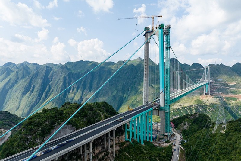 Στην Κίνα έχει ολοκληρωθεί σε ποσοστό άνω του 98% η κατασκευή της υψηλότερης γέφυρας στον κόσμο