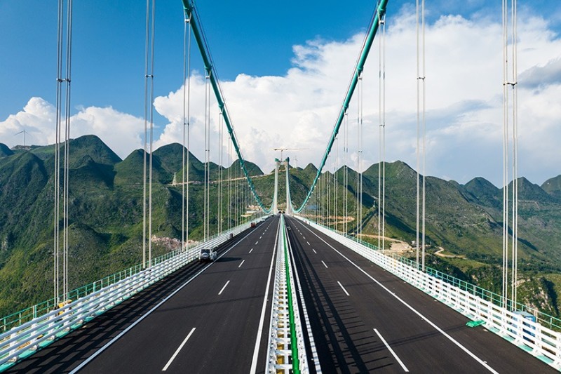 Στην Κίνα έχει ολοκληρωθεί σε ποσοστό άνω του 98% η κατασκευή της υψηλότερης γέφυρας στον κόσμο