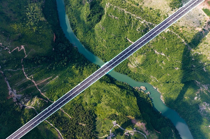 Στην Κίνα έχει ολοκληρωθεί σε ποσοστό άνω του 98% η κατασκευή της υψηλότερης γέφυρας στον κόσμο
