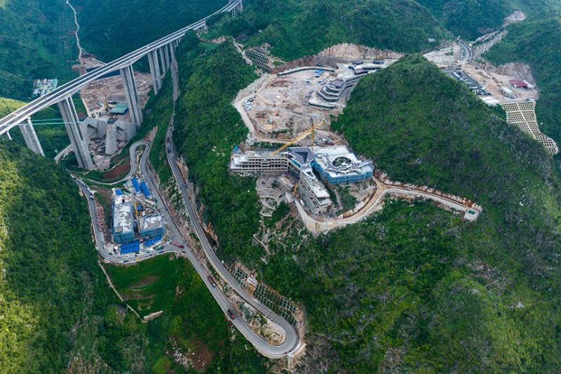 Στην Κίνα έχει ολοκληρωθεί σε ποσοστό άνω του 98% η κατασκευή της υψηλότερης γέφυρας στον κόσμο