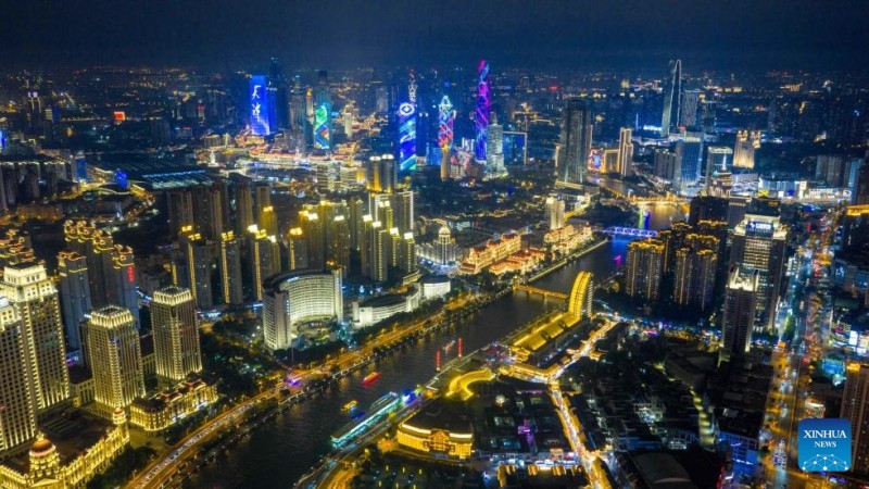 Μια αεροφωτογραφία που τραβήχτηκε με drone την 1η Αυγούστου του 2025 δείχνει τη νυχτερινή θέα κατά μήκος του ποταμού Χαϊχέ στην πόλη Τιεντζίν της βόρειας Κίνας.