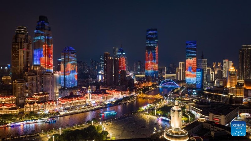 Νυχτερινή θέα κατά μήκος του ποταμού Χαϊχέ στην πόλη Τιεντζίν της Κίνας