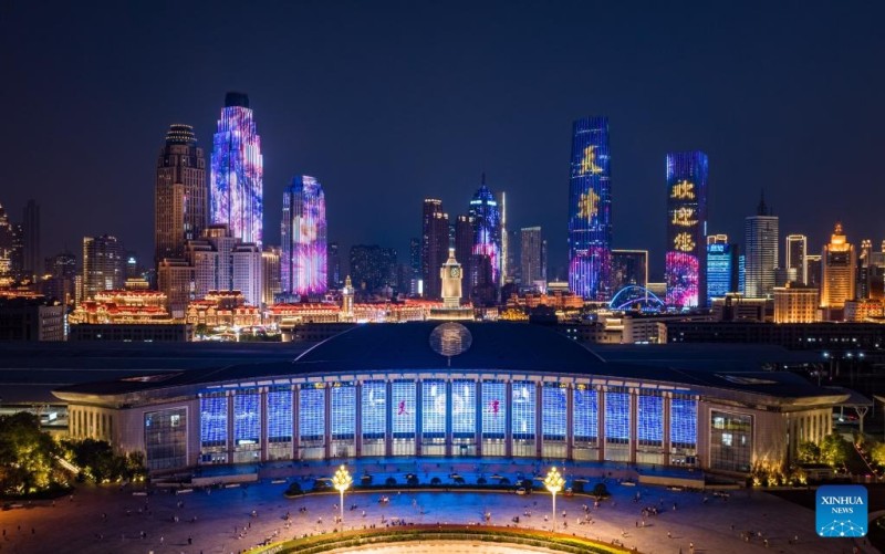 Νυχτερινή θέα κατά μήκος του ποταμού Χαϊχέ στην πόλη Τιεντζίν της Κίνας