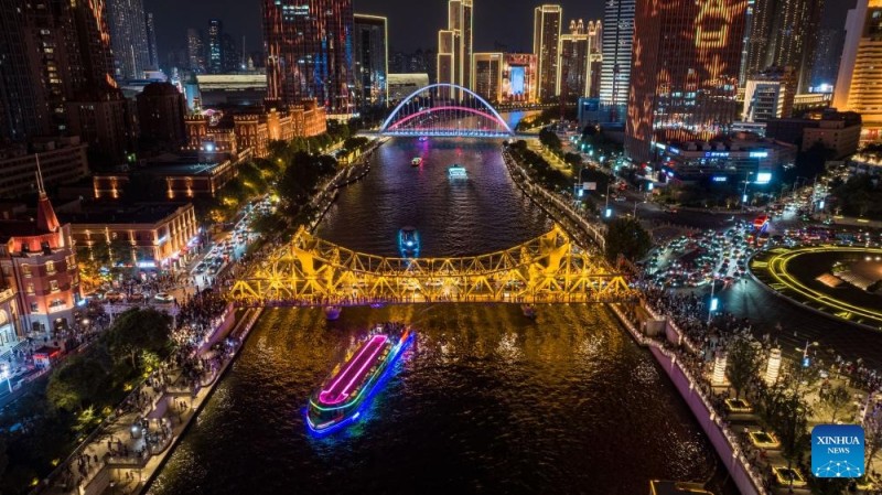 Νυχτερινή θέα κατά μήκος του ποταμού Χαϊχέ στην πόλη Τιεντζίν της Κίνας