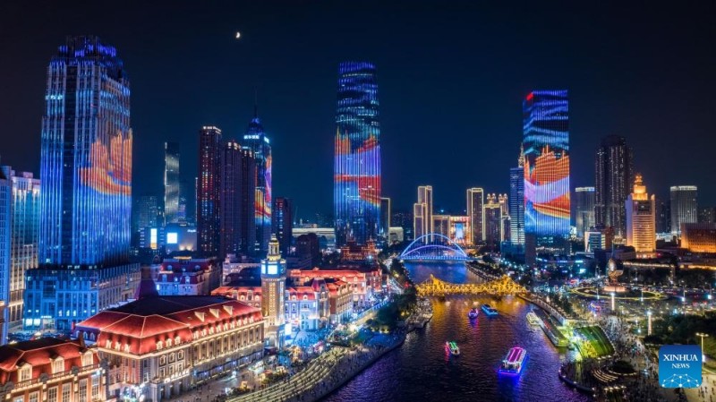 Νυχτερινή θέα κατά μήκος του ποταμού Χαϊχέ στην πόλη Τιεντζίν της Κίνας