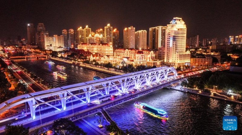 Νυχτερινή θέα κατά μήκος του ποταμού Χαϊχέ στην πόλη Τιεντζίν της Κίνας