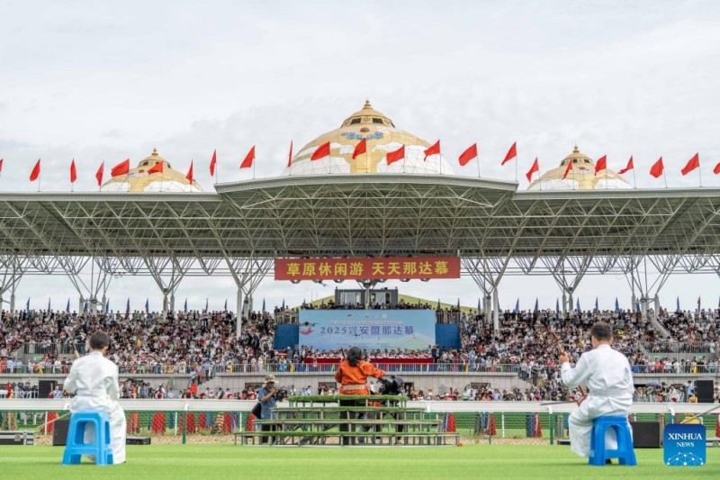 Αυτή η φωτογραφία δείχνει την τελετή έναρξης του φεστιβάλ Ναντάμ στην κομητεία Σημαία του Δεξιού Φτερού του Χορκίν, στις 8 Αυγούστου του 2025. 