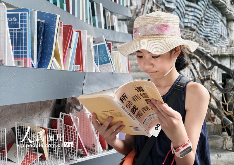 Γκουανγκσί Χετσί: Βιβλιοπωλείο στον γκρεμό