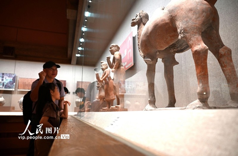 Μια βόλτα στην έρημο και απολαυστικές καλοκαιρινές διακοπές στο Ντουνχουάνγκ