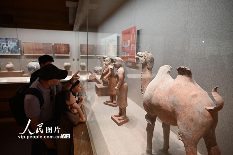 Μια βόλτα στην έρημο και απολαυστικές καλοκαιρινές διακοπές στο Ντουνχουάνγκ