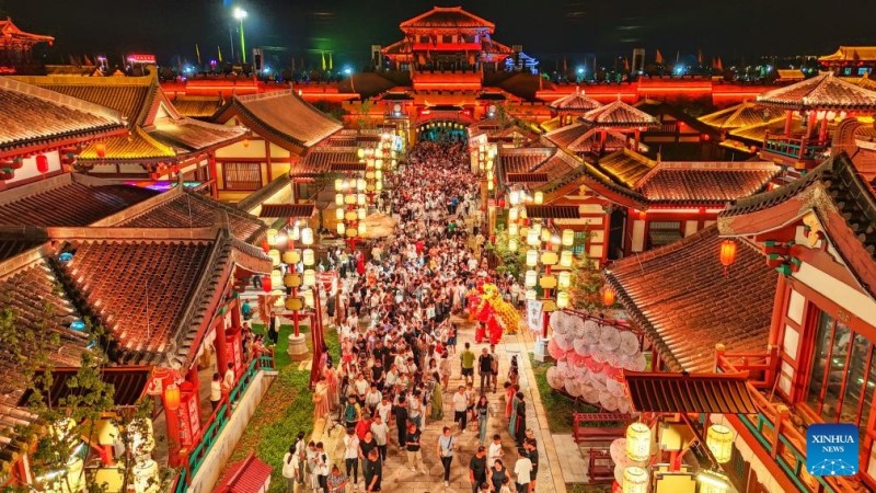 Οι άνθρωποι απολαμβάνουν τις καλοκαιρινές διακοπές σε όλη την Κίνα