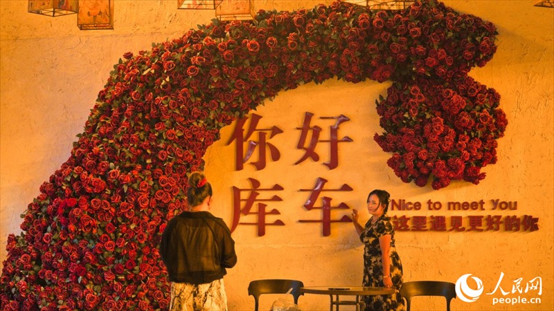 Επισκέπτες επισκέπτονται σοκάκια της παλιάς πόλης της Κουτσά.