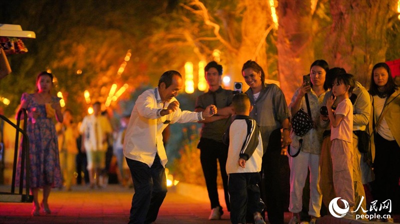 Η νύχτα στην παλιά πόλη του Κουτσά της Κίνας δεν τελειώνει ποτέ