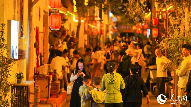 Η νύχτα στην παλιά πόλη του Κουτσά της Κίνας δεν τελειώνει ποτέ
