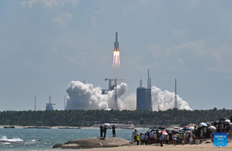 Ένας πύραυλος Long March-5B που μεταφέρει μια ομάδα δορυφόρων χαμηλής τροχιάς  εκτοξεύεται από το διαστημικό κέντρο Γουεντσάνγκ στην επαρχία Χαϊνάν της νότιας Κίνας, στις 13 Αυγούστου του 2025.