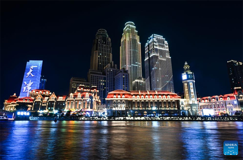 Πολίτες και τουρίστες απολαμβάνουν τη νυχτερινή θέα στον ποταμό Χαϊχέ στον Δημο Τιεντζίν, στις 11 Αυγούστου του 2025. (Φωτογραφία / Xinhua)