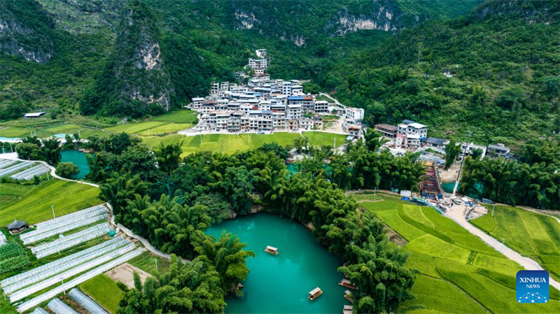 Μια αεροφωτογραφία που ελήφθη στις 12 Αυγούστου του 2025 δείχνει τουρίστες να κάνουν εκδρομές με βάρκα στο γραφικό σημείο Ντασιαοτζίνγκ (Daxiaojing) της κομητείας Λουοντιέν στην επαρχία Γκουεϊτζόου. (Φωτογραφία / Xinhua)
