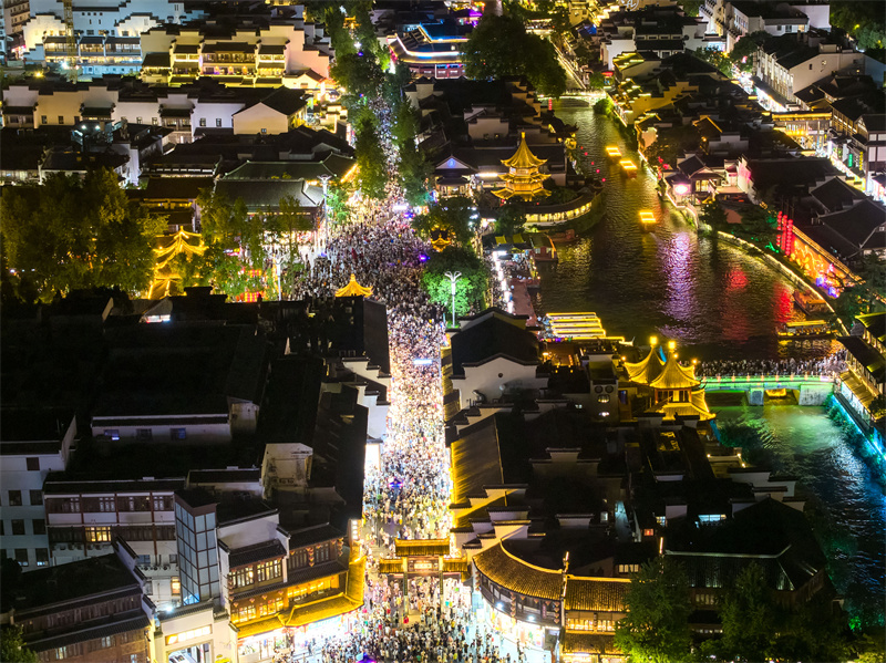 Επαρχία Τζιανγκσού: Η νυχτερινή λάμψη του Ναού του Κομφούκιου προσελκύει επισκέπτες