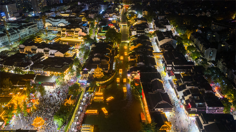 Επαρχία Τζιανγκσού: Η νυχτερινή λάμψη του Ναού του Κομφούκιου προσελκύει επισκέπτες