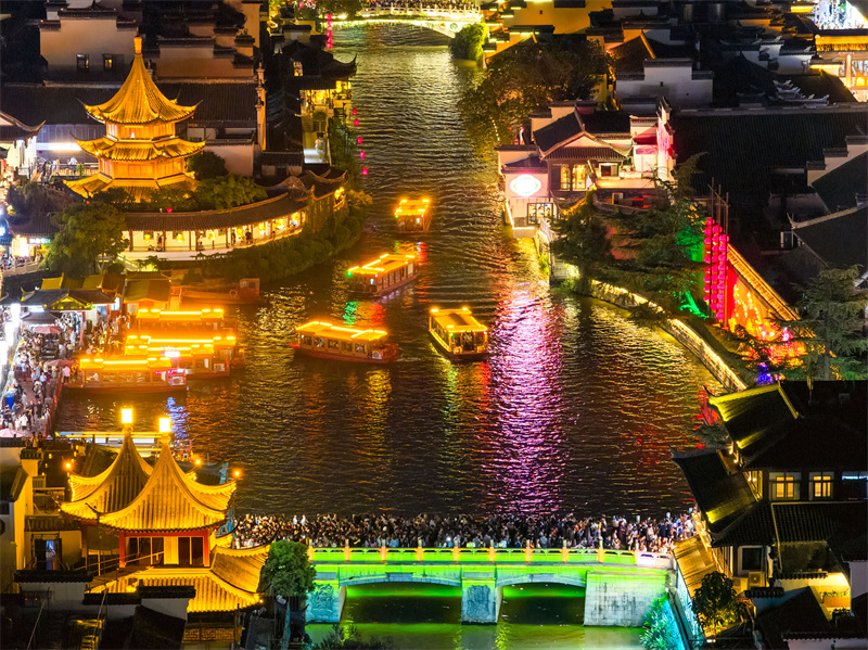 Επαρχία Τζιανγκσού: Η νυχτερινή λάμψη του Ναού του Κομφούκιου προσελκύει επισκέπτες