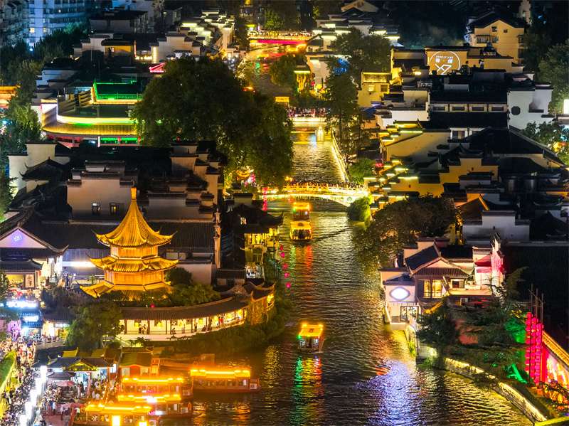 Επαρχία Τζιανγκσού: Η νυχτερινή λάμψη του Ναού του Κομφούκιου προσελκύει επισκέπτες