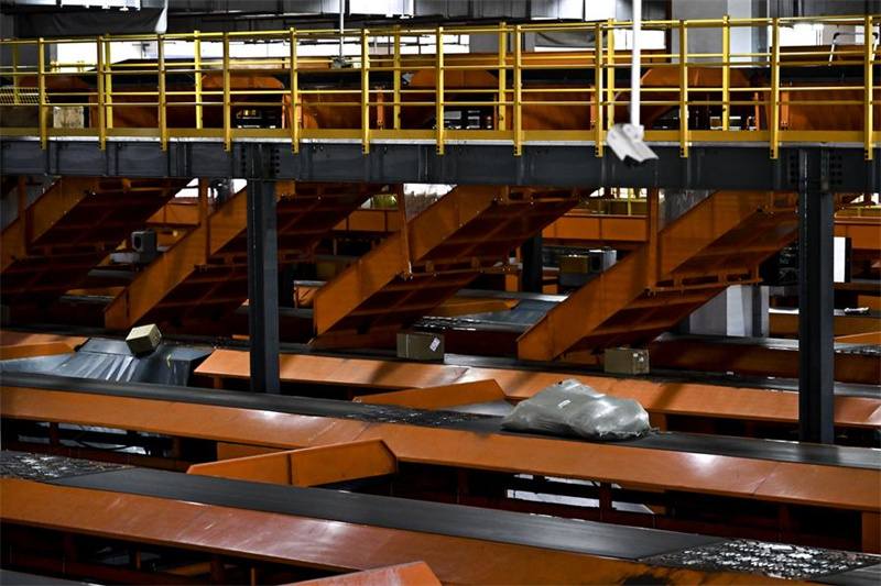 Η φωτογραφία δείχνει το εσωτερικό ενός κέντρου μεταφοράς logistics στην πόλη Σανγκράο (Shangrao) της επαρχίας Τζιανγκσί.