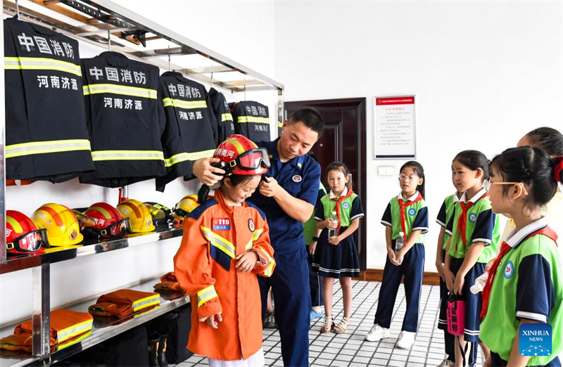 Τα παιδιά σε όλη την Κίνα απολαμβάνουν διάφορες δραστηριότητες κατά τη διάρκεια των καλοκαιρινών διακοπών