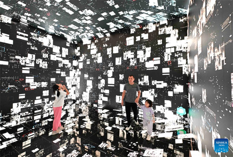 Τα παιδιά σε όλη την Κίνα απολαμβάνουν διάφορες δραστηριότητες κατά τη διάρκεια των καλοκαιρινών διακοπών