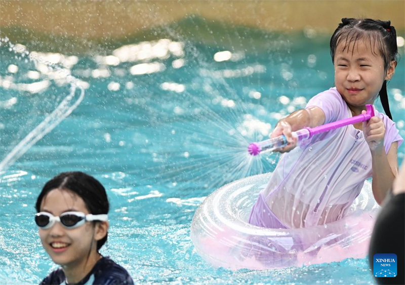 Τα παιδιά σε όλη την Κίνα απολαμβάνουν διάφορες δραστηριότητες κατά τη διάρκεια των καλοκαιρινών διακοπών