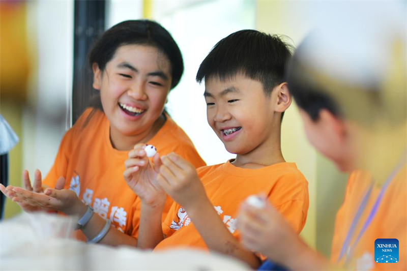 Τα παιδιά σε όλη την Κίνα απολαμβάνουν διάφορες δραστηριότητες κατά τη διάρκεια των καλοκαιρινών διακοπών