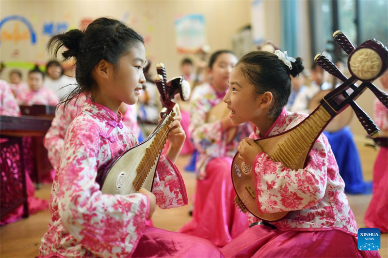 Τα παιδιά σε όλη την Κίνα απολαμβάνουν διάφορες δραστηριότητες κατά τη διάρκεια των καλοκαιρινών διακοπών