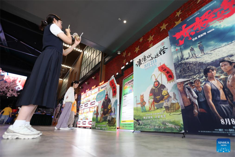 Θεατές φωτογραφίζουν αφίσες ταινιών σε κινηματογράφο στην πόλη Γιανγκτζόου της επαρχίας Τζιανγκσού, στις 17 Αυγούστου του 2025. (Φωτογραφία / Xinhua)