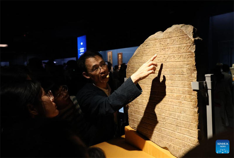 Επισκέπτες παρακολουθούν εκθέματα στο Μουσείο της Σαγκάης στη Σαγκάη, στις 17 Αυγούστου του 2025. (Φωτογραφία / Xinhua)