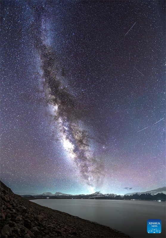 Άποψη του Γαλαξία πάνω από την Λίμνη Μπαϊκού Τσo στην Αυτόνομη Περιοχή Σιτζάνγκ