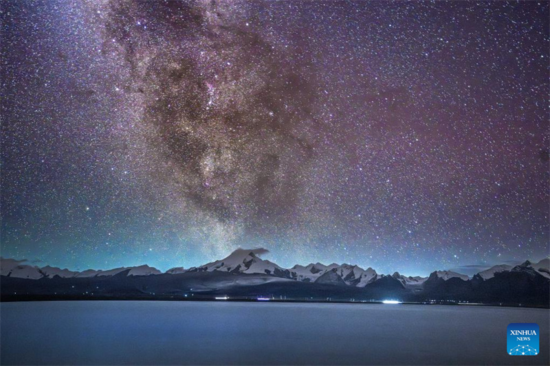 Αυτή η φωτογραφία που τραβήχτηκε στις 14 Αυγούστου του 2025 δείχνει τον Γαλαξία πάνω από την Λίμνη Μπαϊκού Τσo (Baiku Co), στην πόλη Σιγκάζε της Αυτόνομης Περιοχής Σιτζάνγκ. (Φωτογραφία / Xinhua)