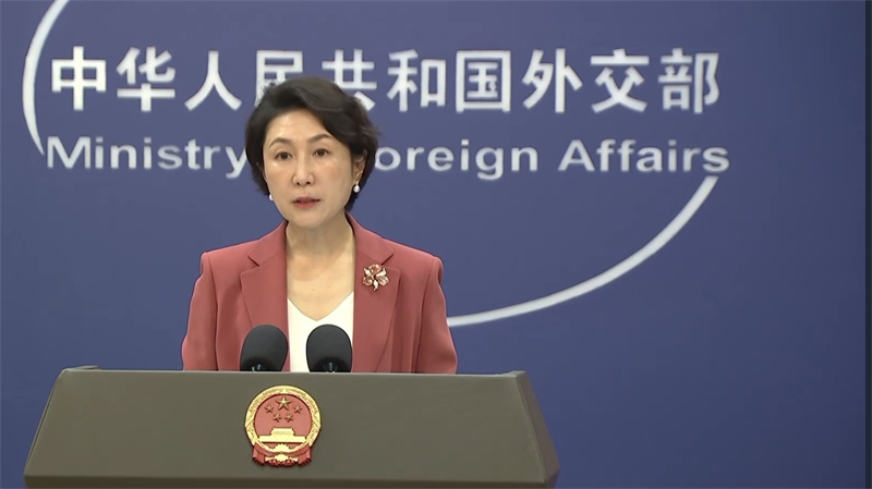 Η εκπρόσωπος του κινεζικού υπουργείου Εξωτερικών, Μάο Νινγκ, μιλάει κατά τη διάρκεια συνέντευξης Τύπου, στο Πεκίνο, πρωτεύουσα της Κίνας, στις 18 Αυγούστου 2025. (Φωτογραφία / CMG)