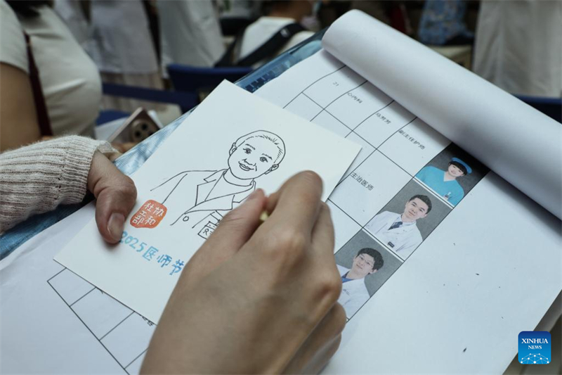 Το νοσοκομείο του Πεκίνου διοργανώνει εκδήλωση δωρεάν ιατρικών υπηρεσιών με αφορμή την 8η Ημέρα των Γιατρών