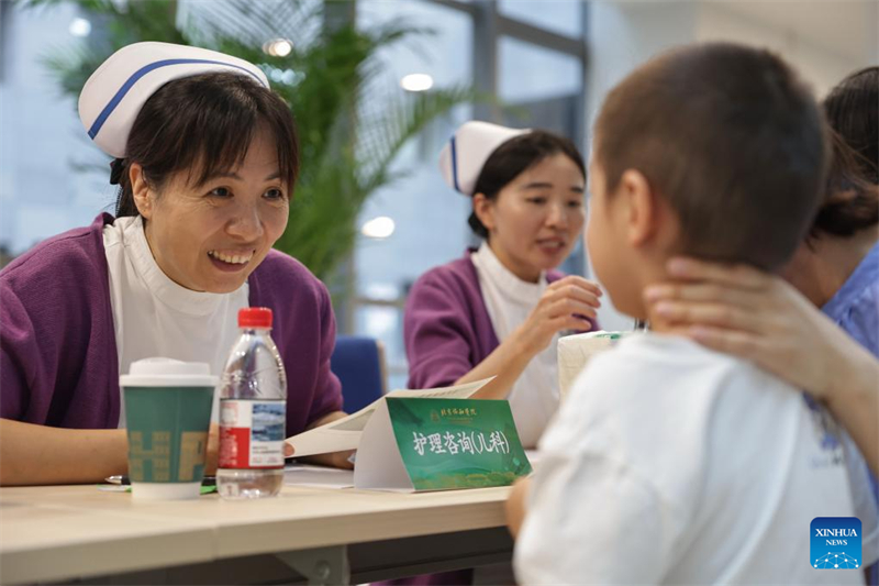 Το νοσοκομείο του Πεκίνου διοργανώνει εκδήλωση δωρεάν ιατρικών υπηρεσιών με αφορμή την 8η Ημέρα των Γιατρών