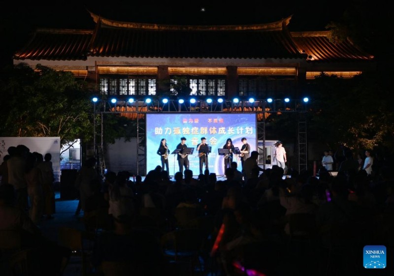 Θεατές παρακολουθούν μια συναυλία στην πόλη Τσουαντζόου, στις 18 Αυγούστου του 2025.