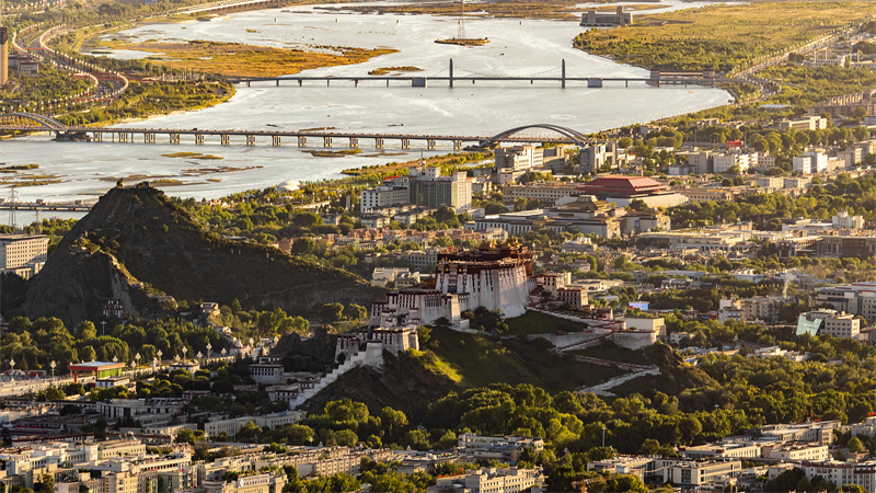 Μια άποψη από ψηλά της Λάσα, στην Αυτόνομη Περιοχή Σιζάνγκ της νοτιοδυτικής Κίνας, 8 Ιουλίου 2025.