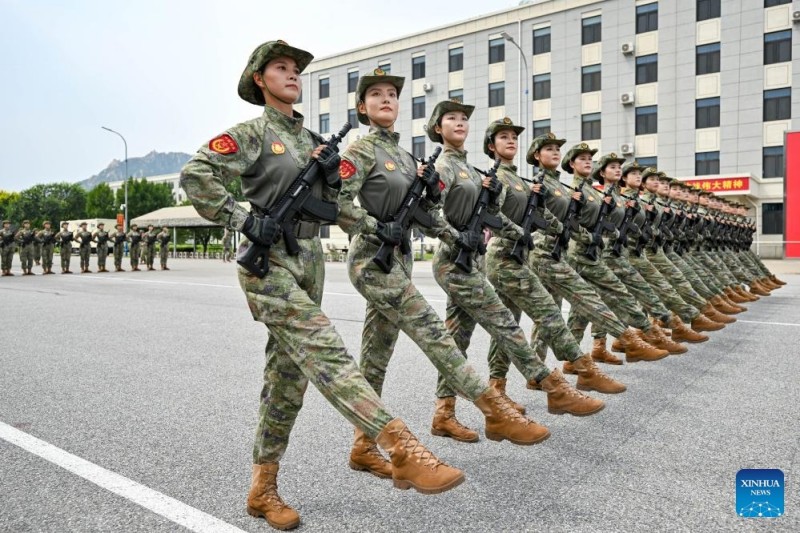 Οι συμμετέχοντες προετοιμάζονται για την επερχόμενη στρατιωτική παρέλαση της Ημέρας Νίκης στο Πεκίνο