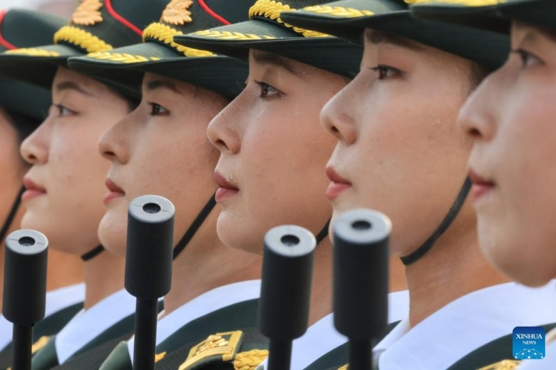 Οι συμμετέχοντες προετοιμάζονται για την επερχόμενη στρατιωτική παρέλαση της Ημέρας Νίκης στο Πεκίνο