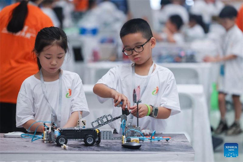 Διαγωνιζόμενοι απεικονίζονται σε έναν διαγωνισμό καινοτόμου ηλεκτρονικού σχεδιασμού κατά τη διάρκεια των τελικών του Διαγωνισμού Ηλεκτρονικής και Ψηφιακής Παιδείας Νέων Κίνας στην πόλη Τονγκσιάνγκ της επαρχίας Τζετζιάνγκ, στις 20 Αυγούστου του 2025. (Φωτογραφία / Xinhua)