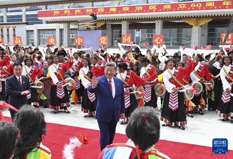 Ο Πρόεδρος Σι αναχωρεί από την Αυτόνομη Περιοχή Σιζάνγκ μετά την παρακολούθηση των εορτασμών για την 60ή επέτειο