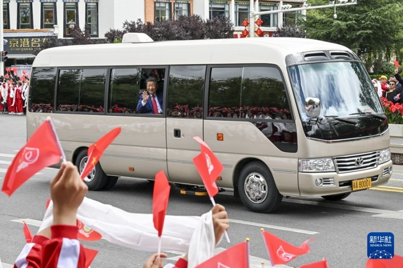 Ο Πρόεδρος Σι αναχωρεί από την Αυτόνομη Περιοχή Σιζάνγκ μετά την παρακολούθηση των εορτασμών για την 60ή επέτειο