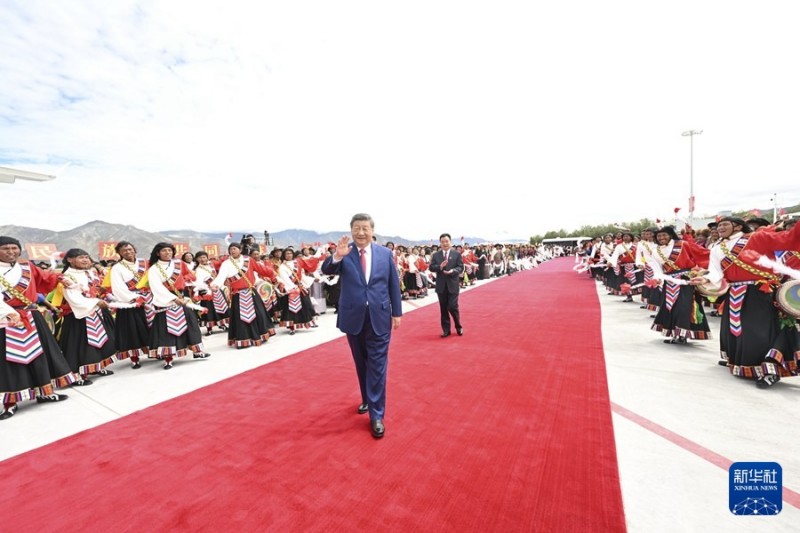 Ο Πρόεδρος Σι αναχωρεί από την Αυτόνομη Περιοχή Σιζάνγκ μετά την παρακολούθηση των εορτασμών για την 60ή επέτειο