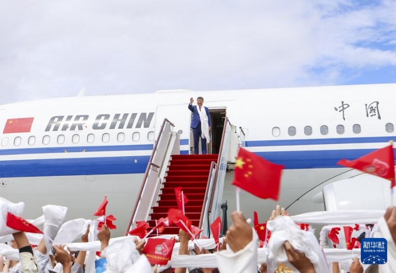 Ο Πρόεδρος Σι αναχωρεί από την Αυτόνομη Περιοχή Σιζάνγκ μετά την παρακολούθηση των εορτασμών για την 60ή επέτειο