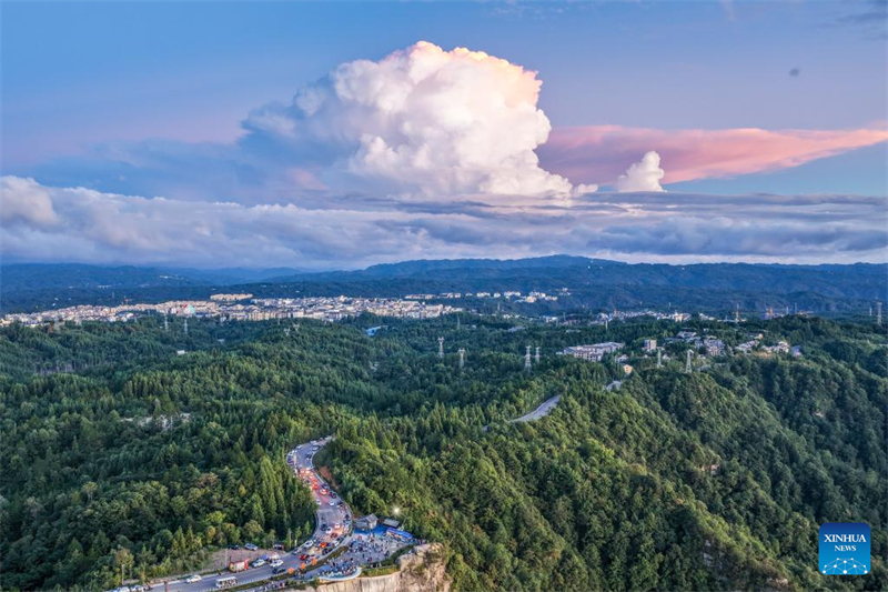 Η κωμόπολη Χουανγκσουέι του Δήμου Τσονγκτσίνγκ βιώνει τουριστική άνθηση