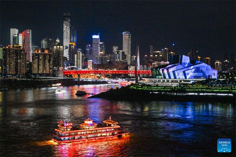 Αυτή η φωτογραφία δείχνει το νυχτερινό τοπίο στο δήμο Τσονγκτσίνγκ, στις 23 Αυγούστου του 2025. (Φωτογραφία / Xinhua)