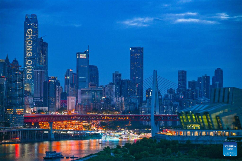 Νυχτερινό τοπίο στον Δήμο Τσονγκτσίνγκ της Κίνας